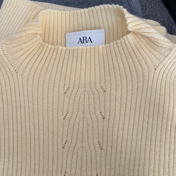 ARA Short sleeve mock neck top size 10 - Picture 6 of 6